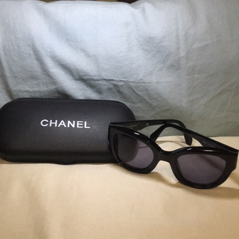 Chanel vintage 90's sunglasses 😎, size XS